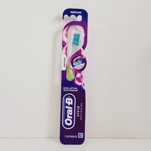 🍭7/$15 Oral-B Vivid Whitening Manual Toothbrush, Medium, 1 Count